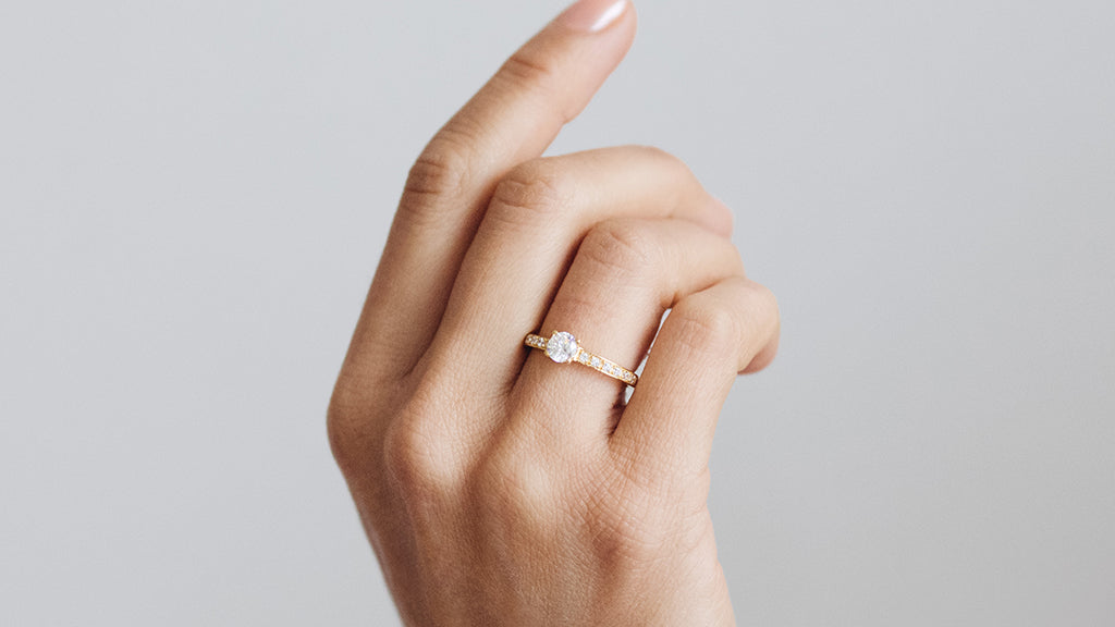 How to Choose an Engagement Ring to Suit her Hand