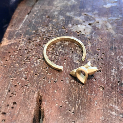 Bespoke nature-inspired engagement ring with pear-cut Malawi sapphire and 18ct recycled gold band 3