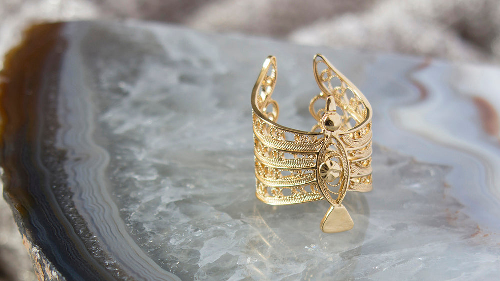 Spanish woman: superstitions, lustre and metal