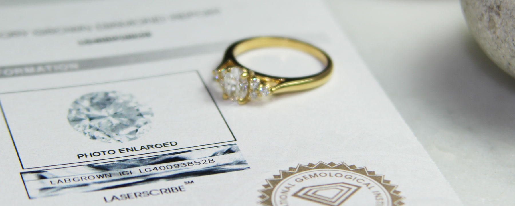 Bespoke engagement ring with lab-grown oval central diamond