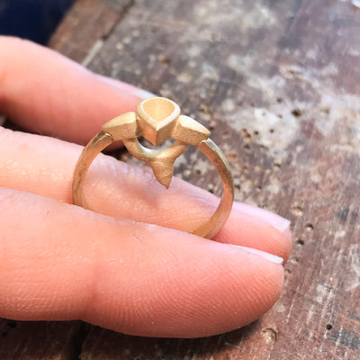 Bespoke nature-inspired engagement ring with pear-cut Malawi sapphire and 18ct recycled gold band 4